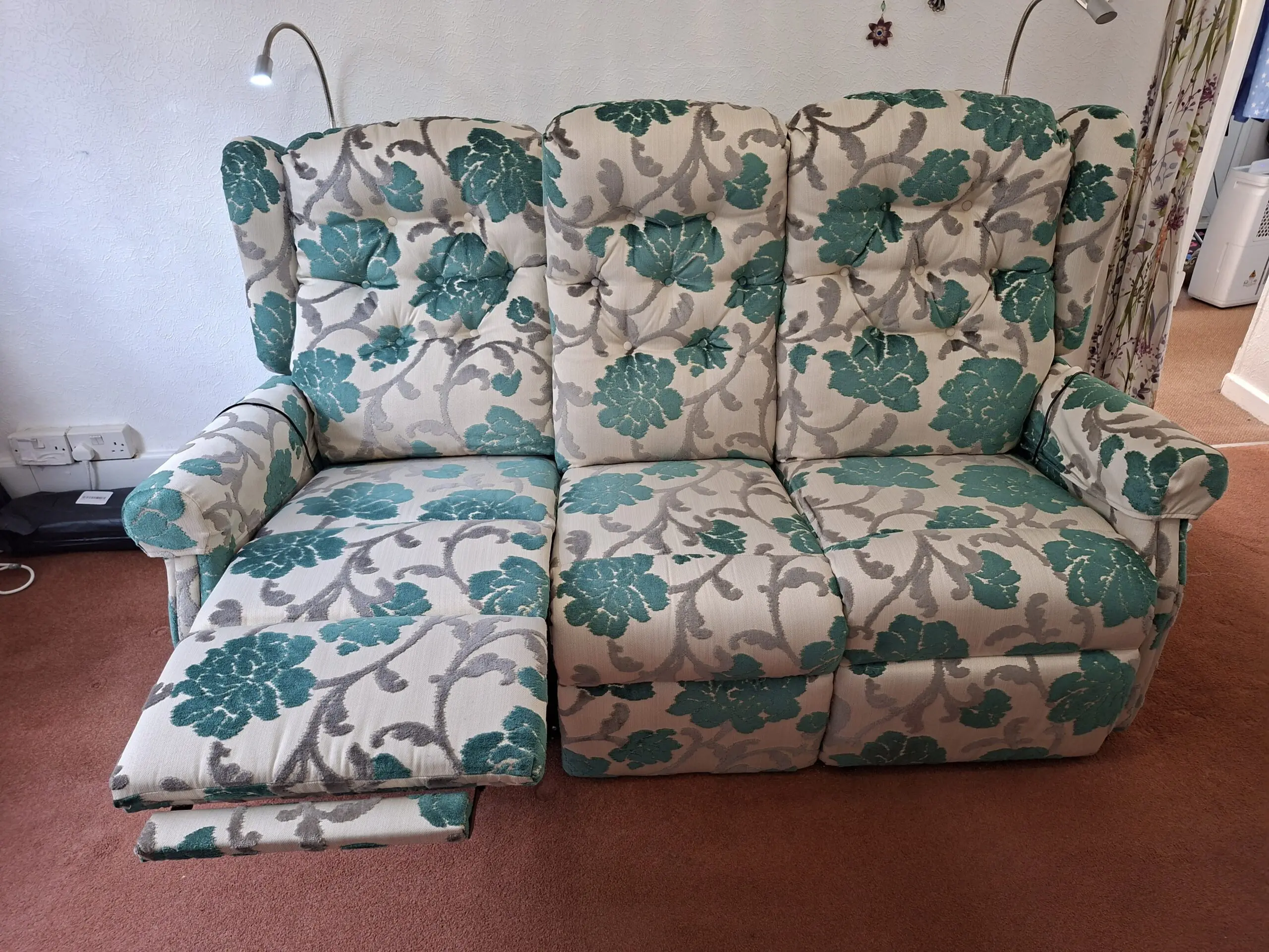 WILLOWBROOK. Cream and green flower pattern