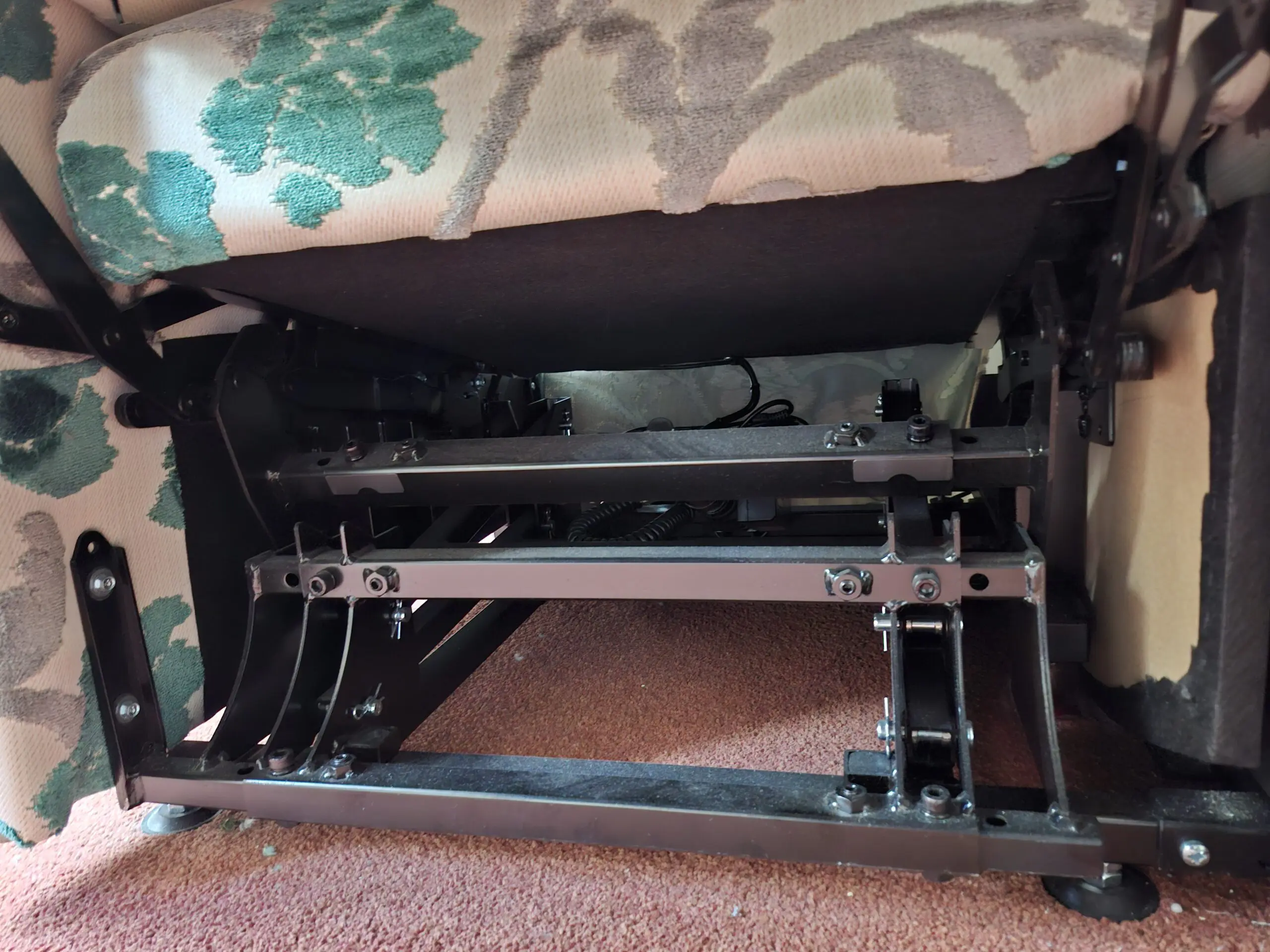 WILLOWBROOK. Cream and green flower pattern