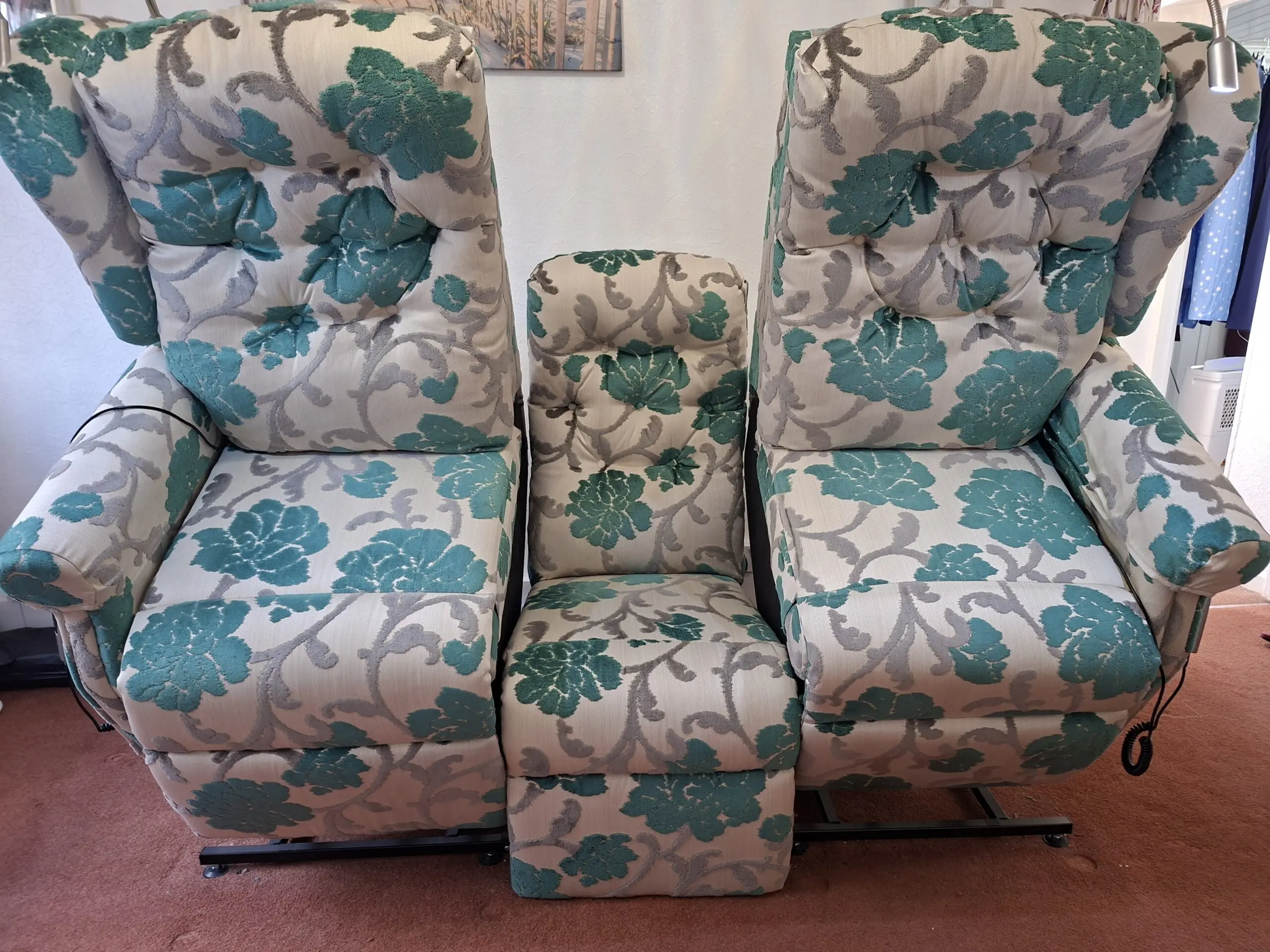 WILLOWBROOK. Cream and green flower pattern