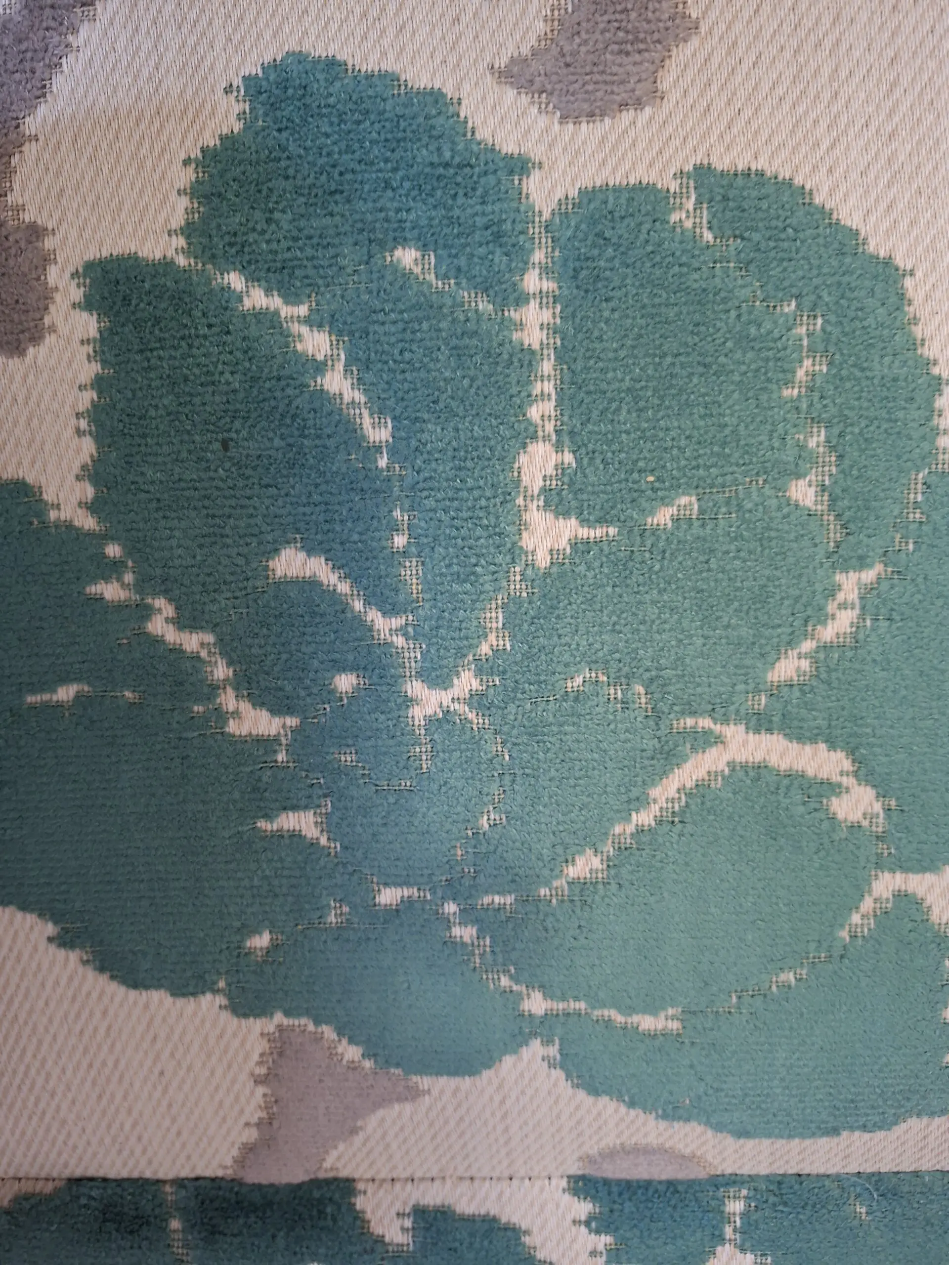 WILLOWBROOK. Cream and green flower pattern