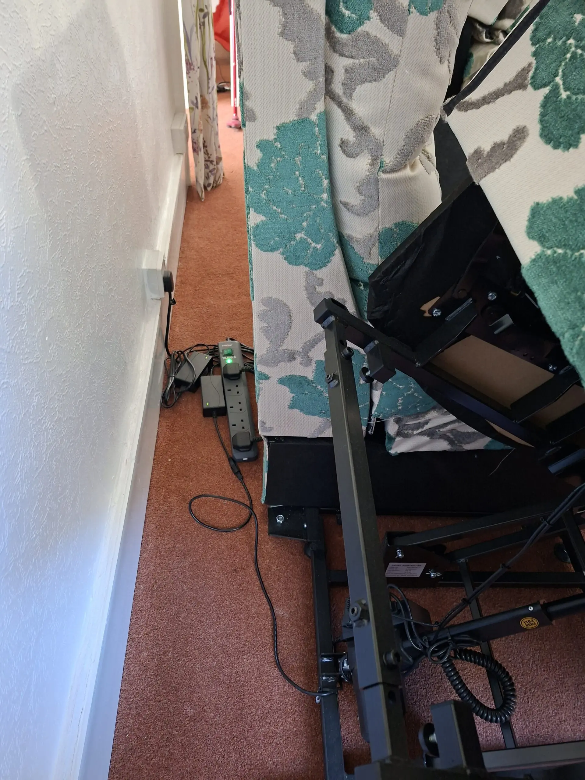 WILLOWBROOK. Cream and green flower pattern