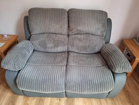 2 x 2 seater reclining sofas all 4 seats recline manually not electrically