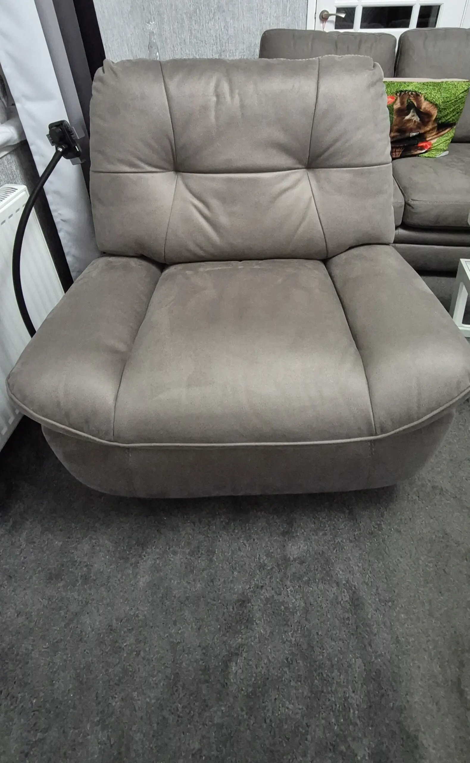 DFS Hexis Power Recliner Chaity