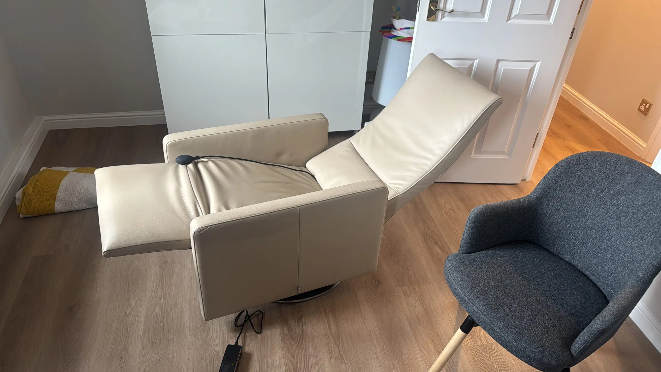 Beige Jori Armchair (Modell: Cammeo) Electric