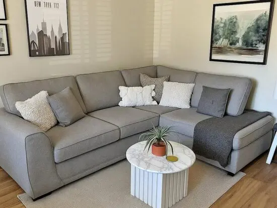 Corner 4x seater sofa with high back cushions