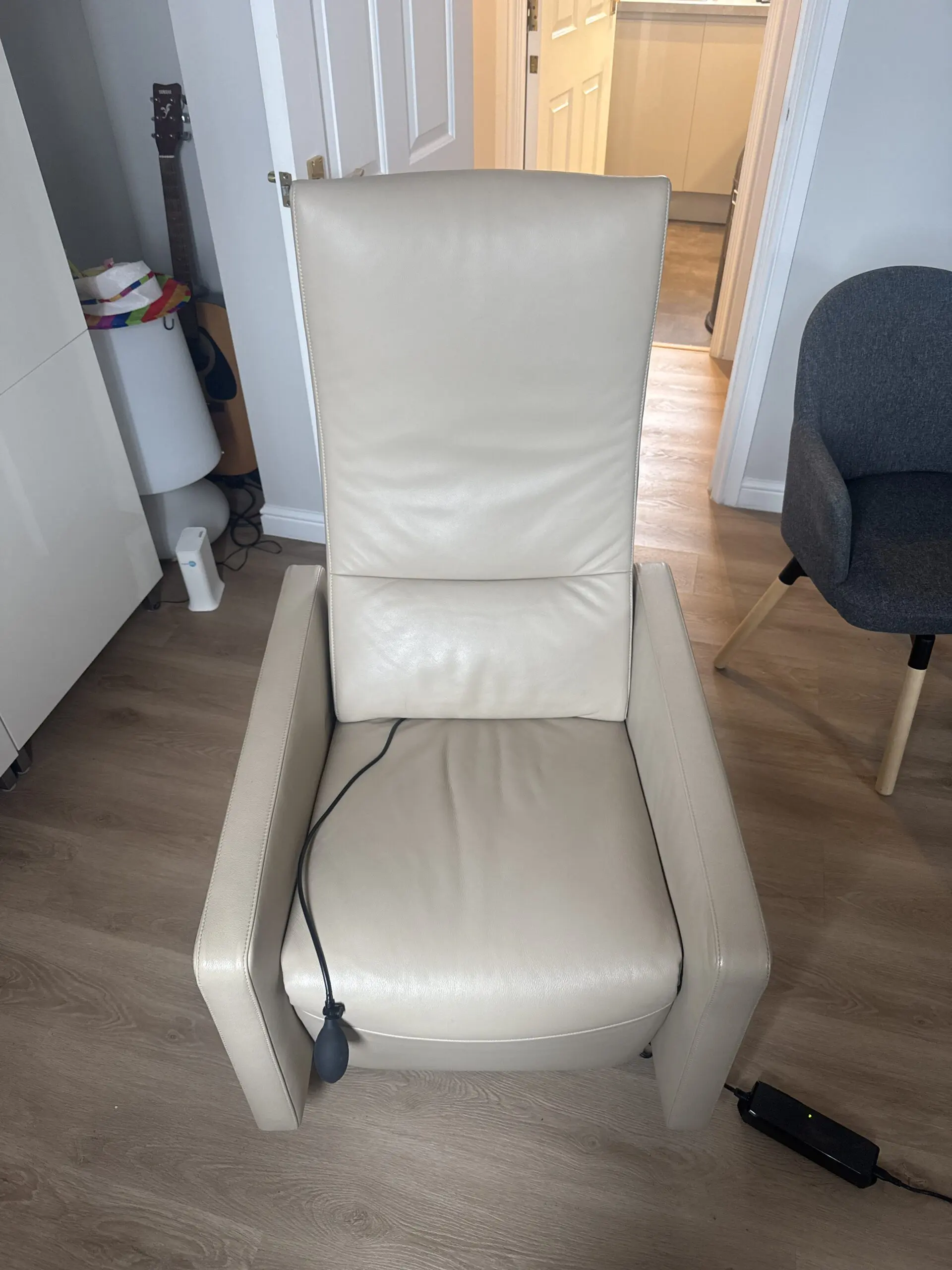 Beige Jori Armchair (Modell: Cammeo) Electric