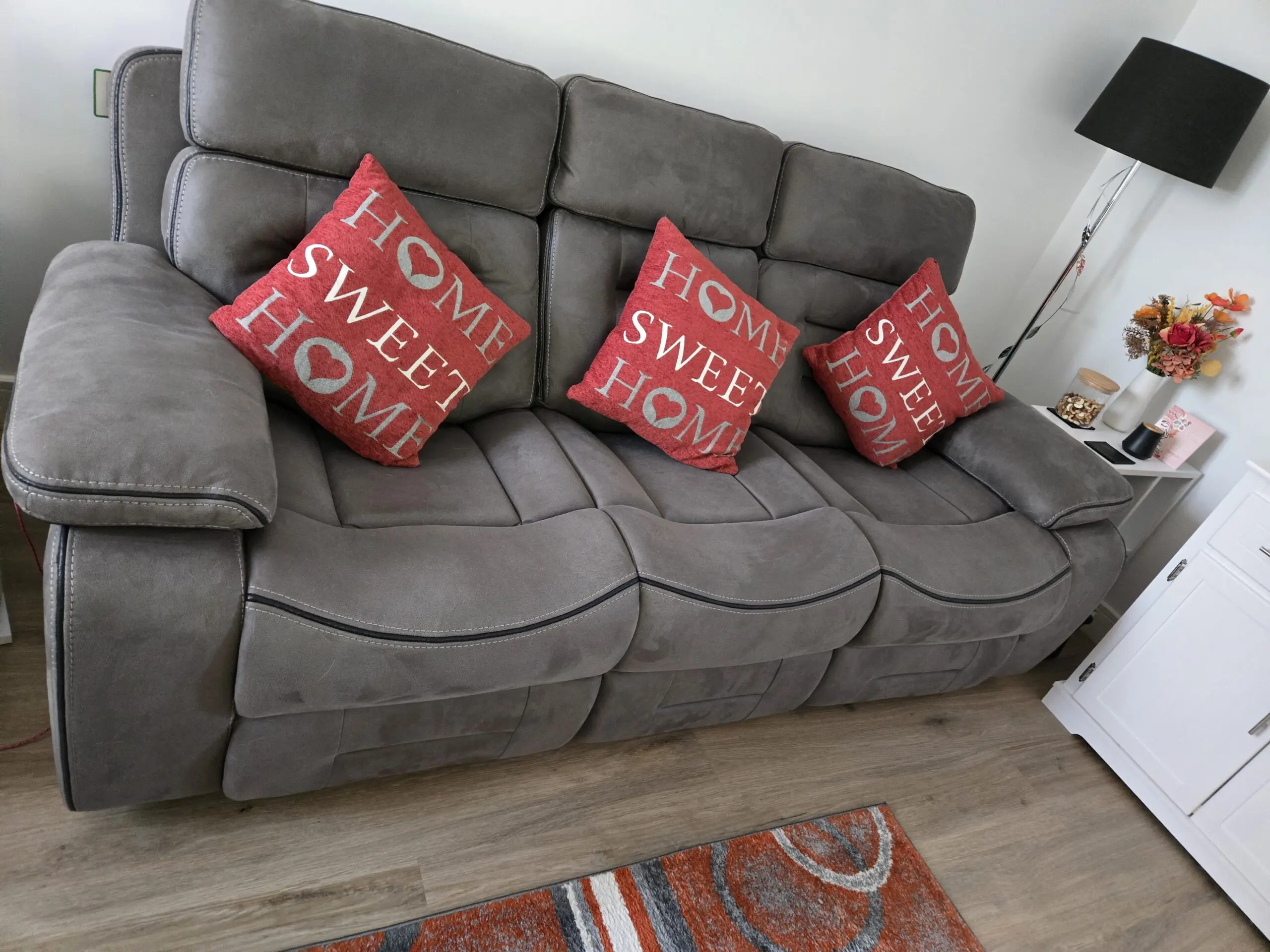 The tuscany 3 + 1 cinema style suite ,fully electric reclining. Like new . Massage + vibration function on chair