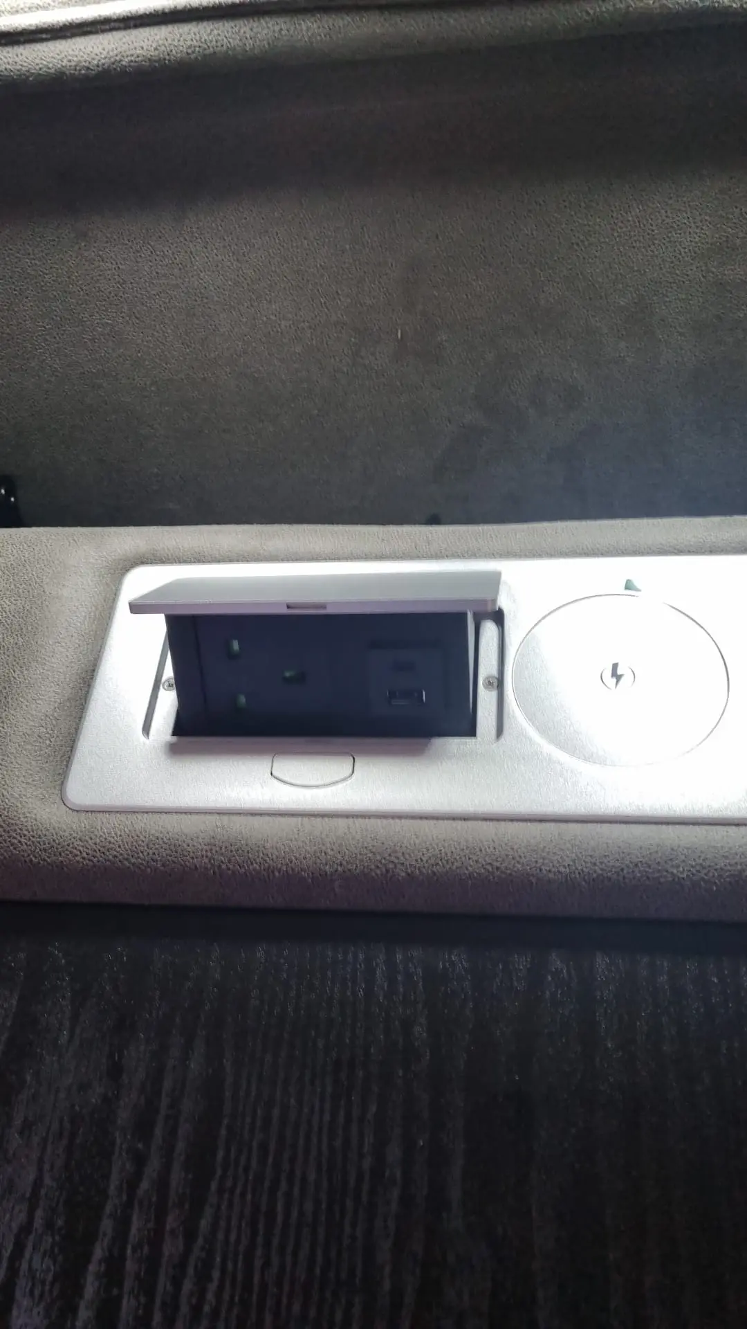 The tuscany 3 + 1 cinema style suite ,fully electric reclining. Like new . Massage + vibration function on chair