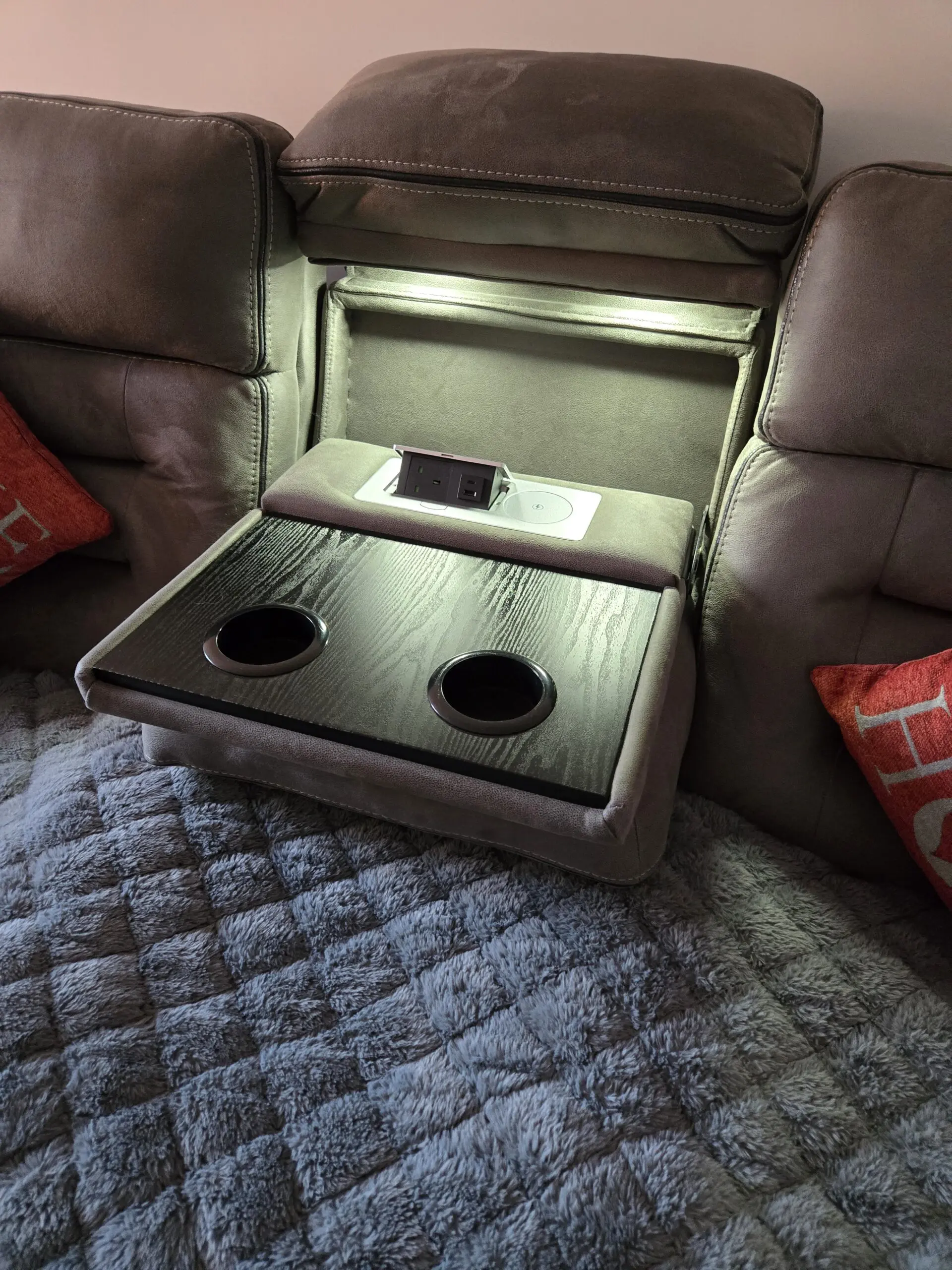 The tuscany 3 + 1 cinema style suite ,fully electric reclining. Like new . Massage + vibration function on chair