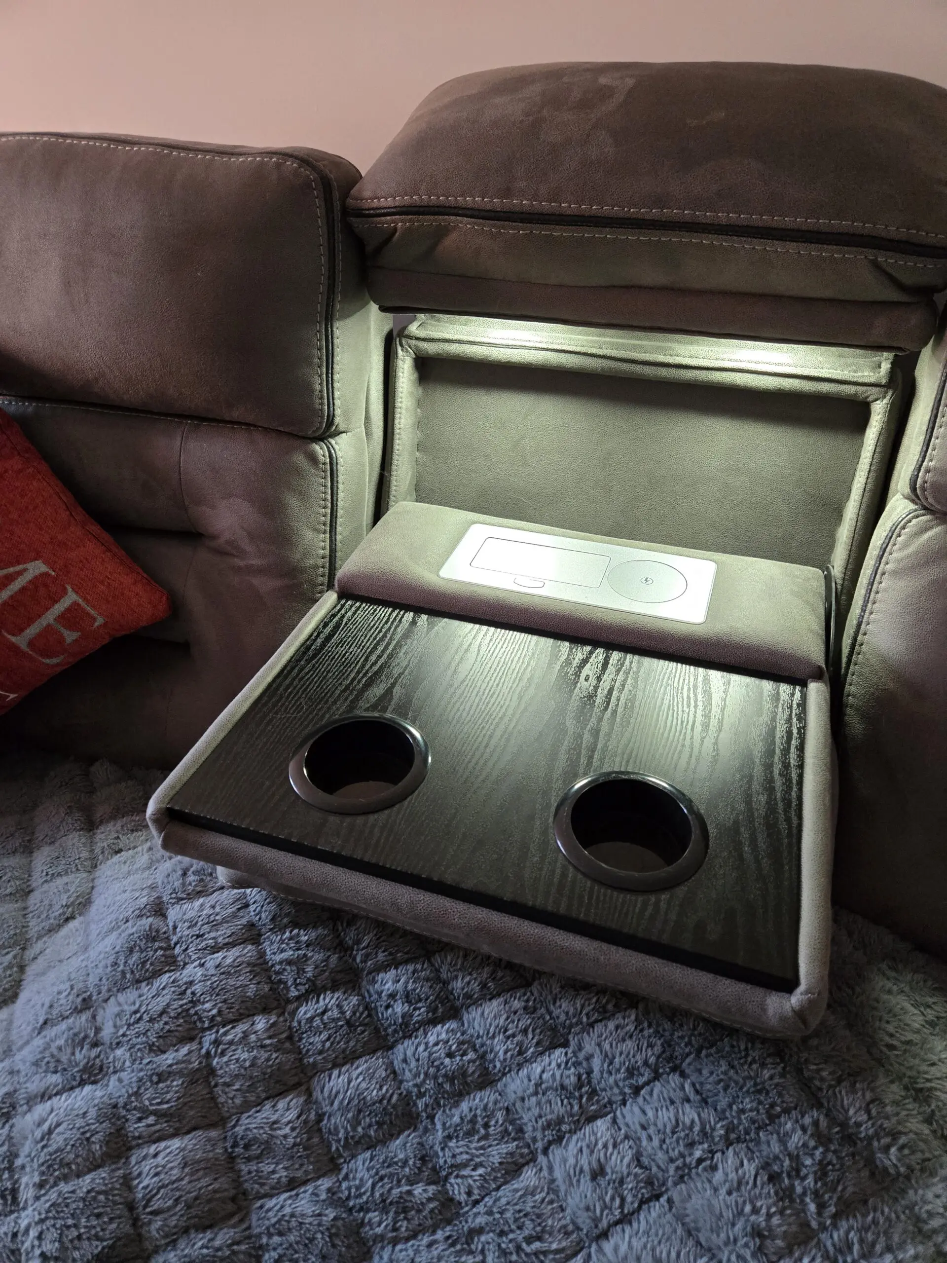 The tuscany 3 + 1 cinema style suite ,fully electric reclining. Like new . Massage + vibration function on chair