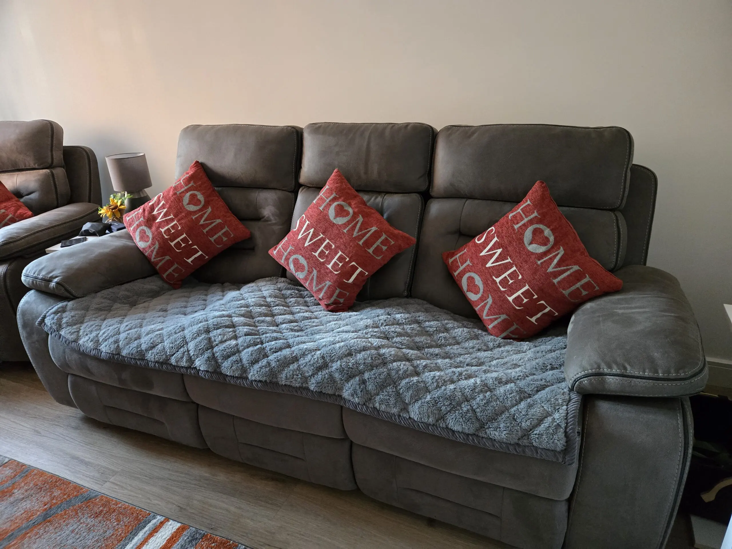 The tuscany 3 + 1 cinema style suite ,fully electric reclining. Like new . Massage + vibration function on chair