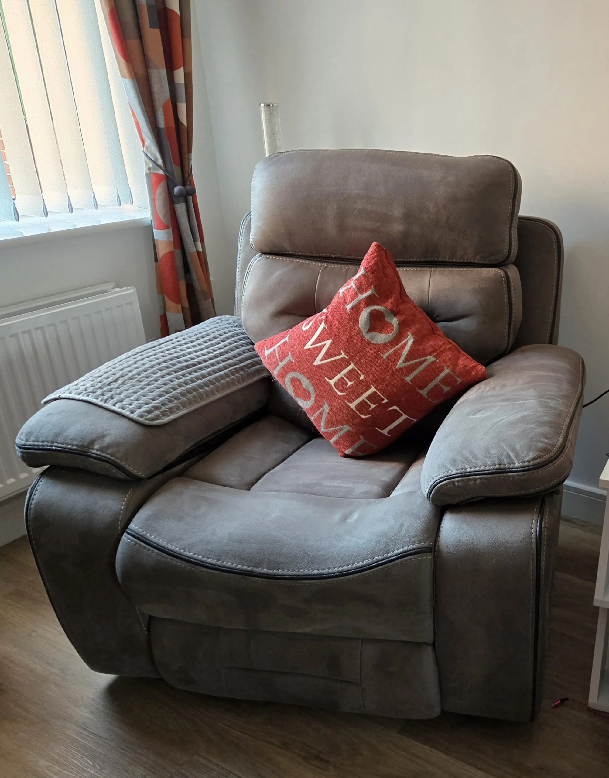 The tuscany 3 + 1 cinema style suite ,fully electric reclining. Like new . Massage + vibration function on chair