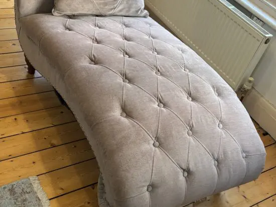Clean chaise longue