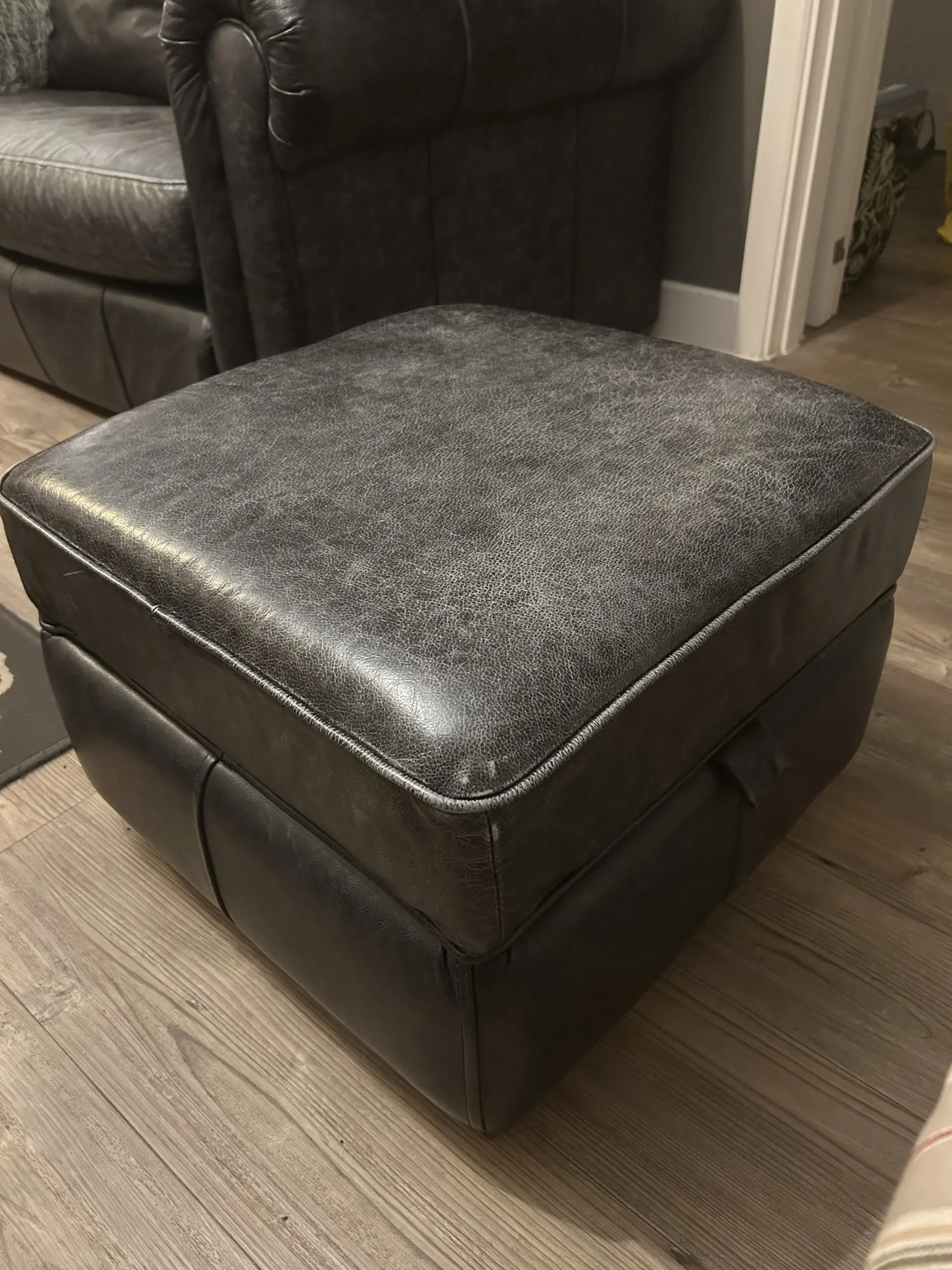 Thomas Lloyd Handmade Aspen 2 and 3 leather seater sofa set with matching storage footstool