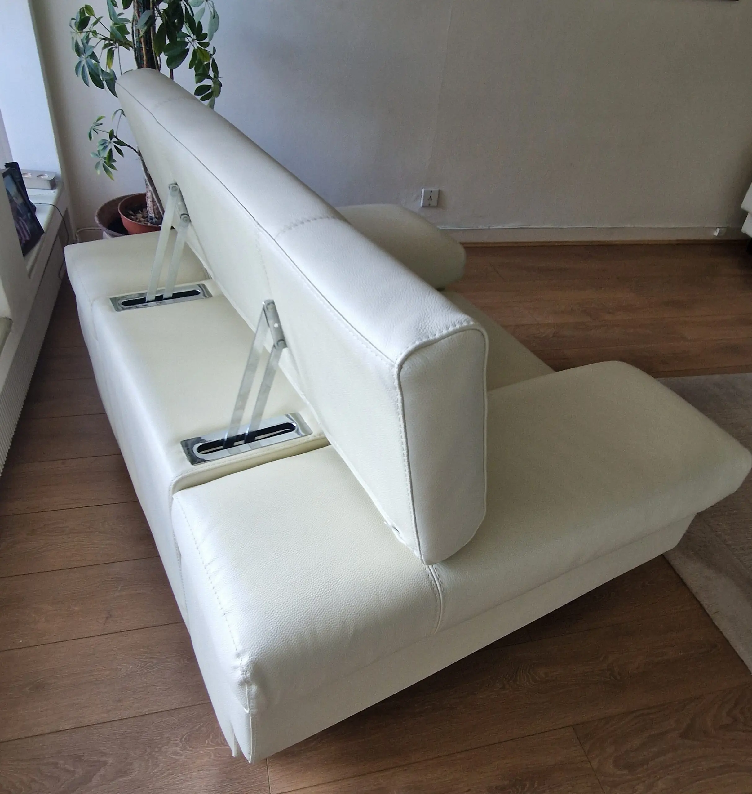 Denelli Italia Leather Armchair – Immaculate / Showroom Condition