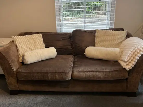 Comfortable three-seater sofa in very good, lightly used condition. As shown in the pictures. 2m wide - 1m deep - 70cm high
