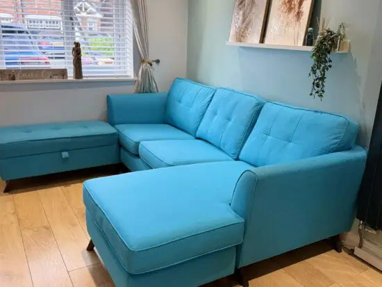 ✨ DFS MODULAR SOFA – COMFORT & VERSATILITY ✨ For sale: original DFS sofa, in excellent condition, very well looked after. ✔️ Modular design: the long chaise can be positioned on either the left or the right side, depending on your preference or room layout ✔️ Comfortably seats 5 to 6 people ✔️ Versatile layout: when combined, the pieces can also be used as an extra bed ✔️ Firm, supportive and extremely comfortable ✔️ Ideal for modern and cosy living spaces 📌 Beautiful, contemporary colour, easy to match with different interiors 📌 Strong structure and high-quality finish (DFS standard) 💙 Perfect for anyone looking for comfort, practicality and a sofa that adapts to your space