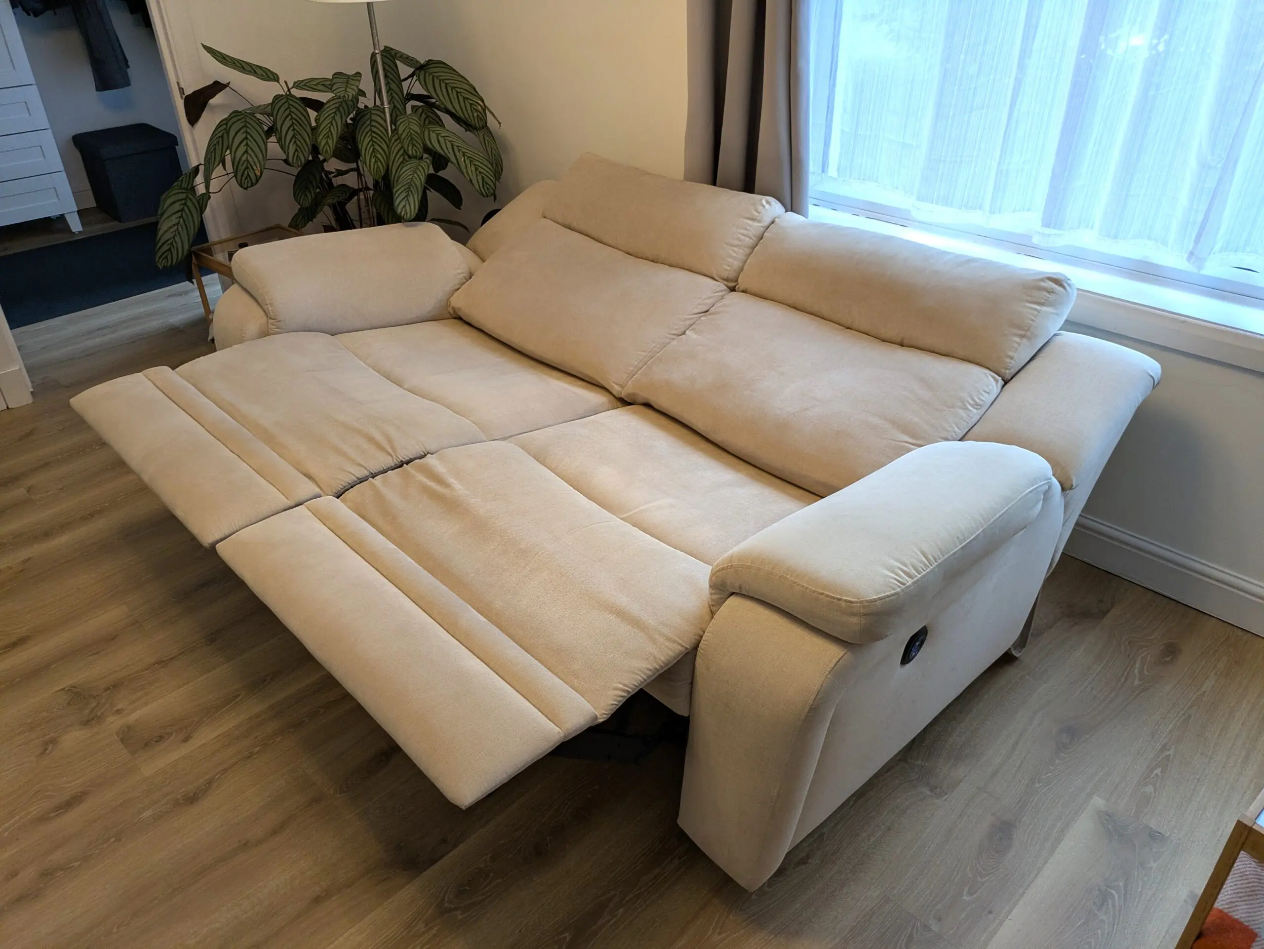 DFS Barrett 3 Seater Power Recliner Sofa – Cream – Very Good Condition