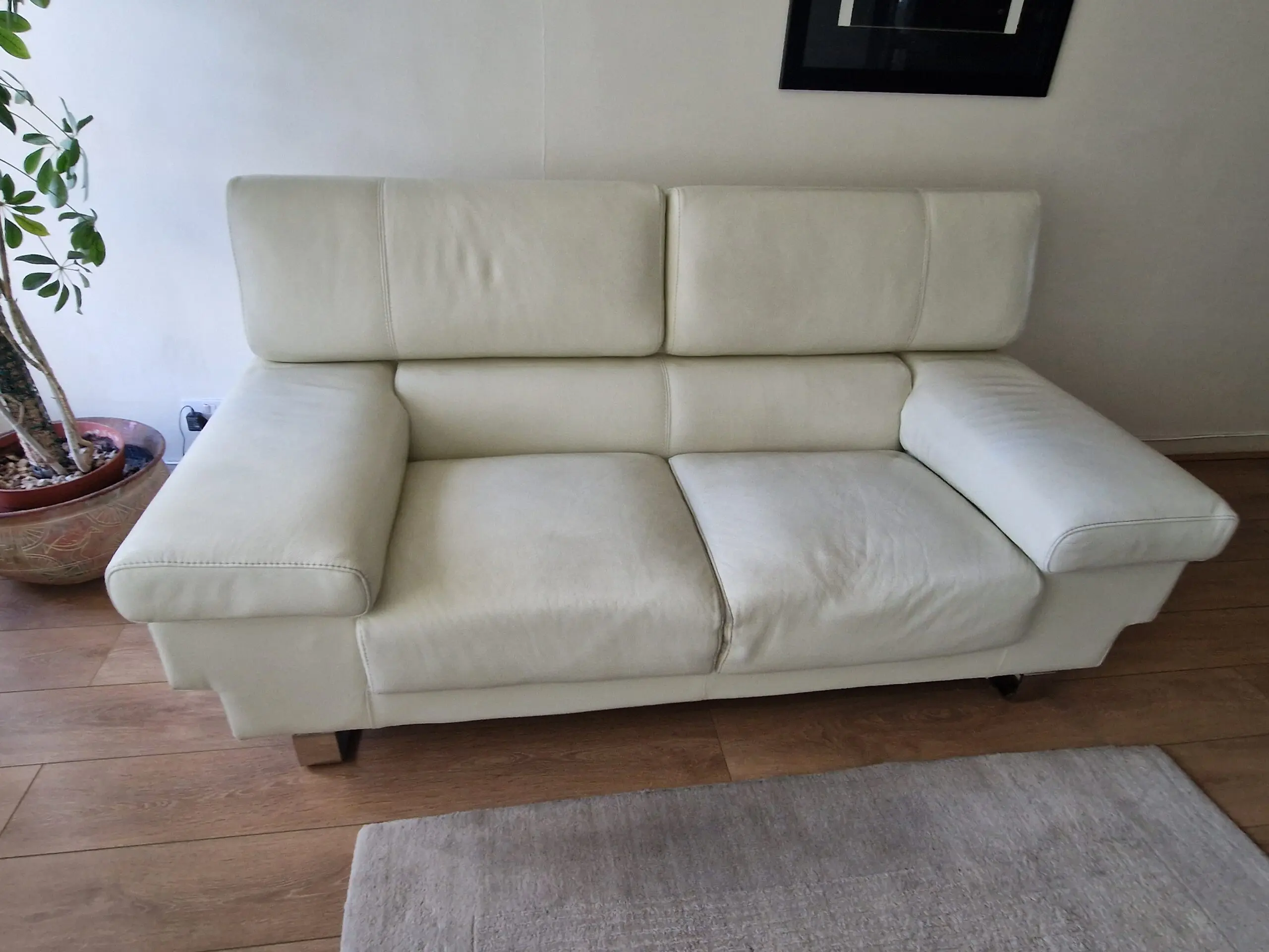 Denelli Italia 2-Seater Leather Sofa – Good Condition