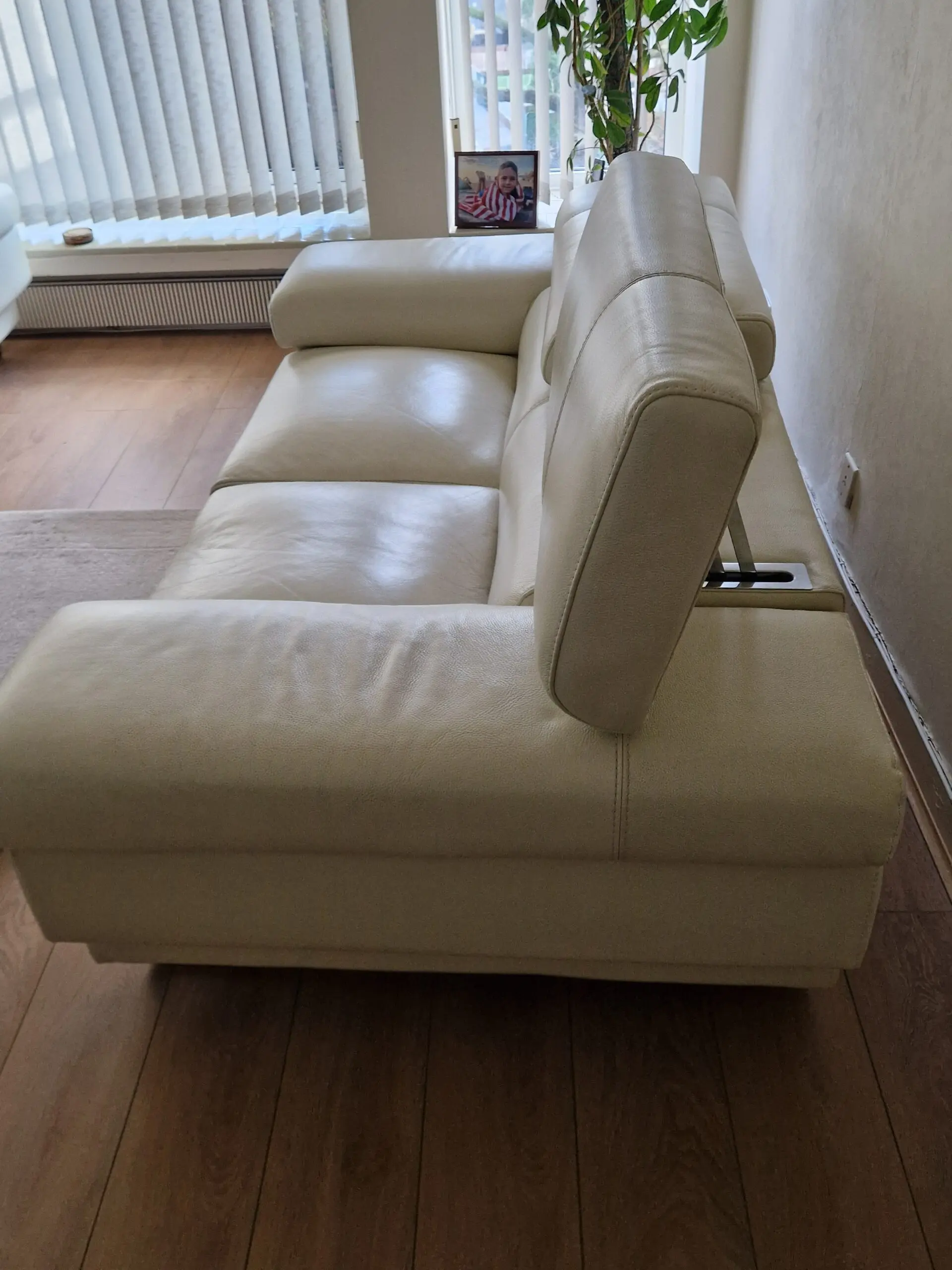 Denelli Italia 2-Seater Leather Sofa – Good Condition