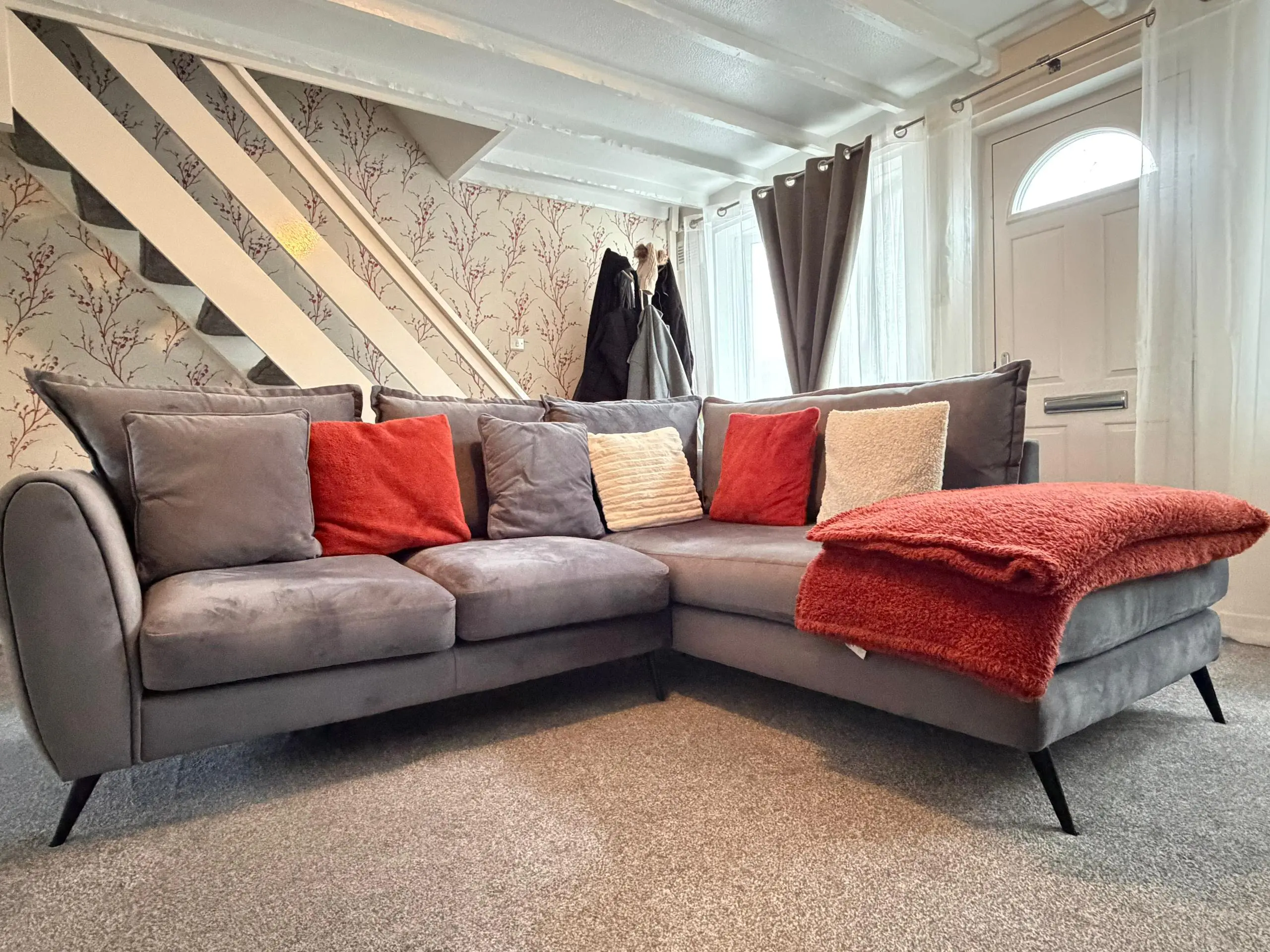 Modern (2023)Grey L-Shaped Corner Sofa with Chaise – Velvet Finish