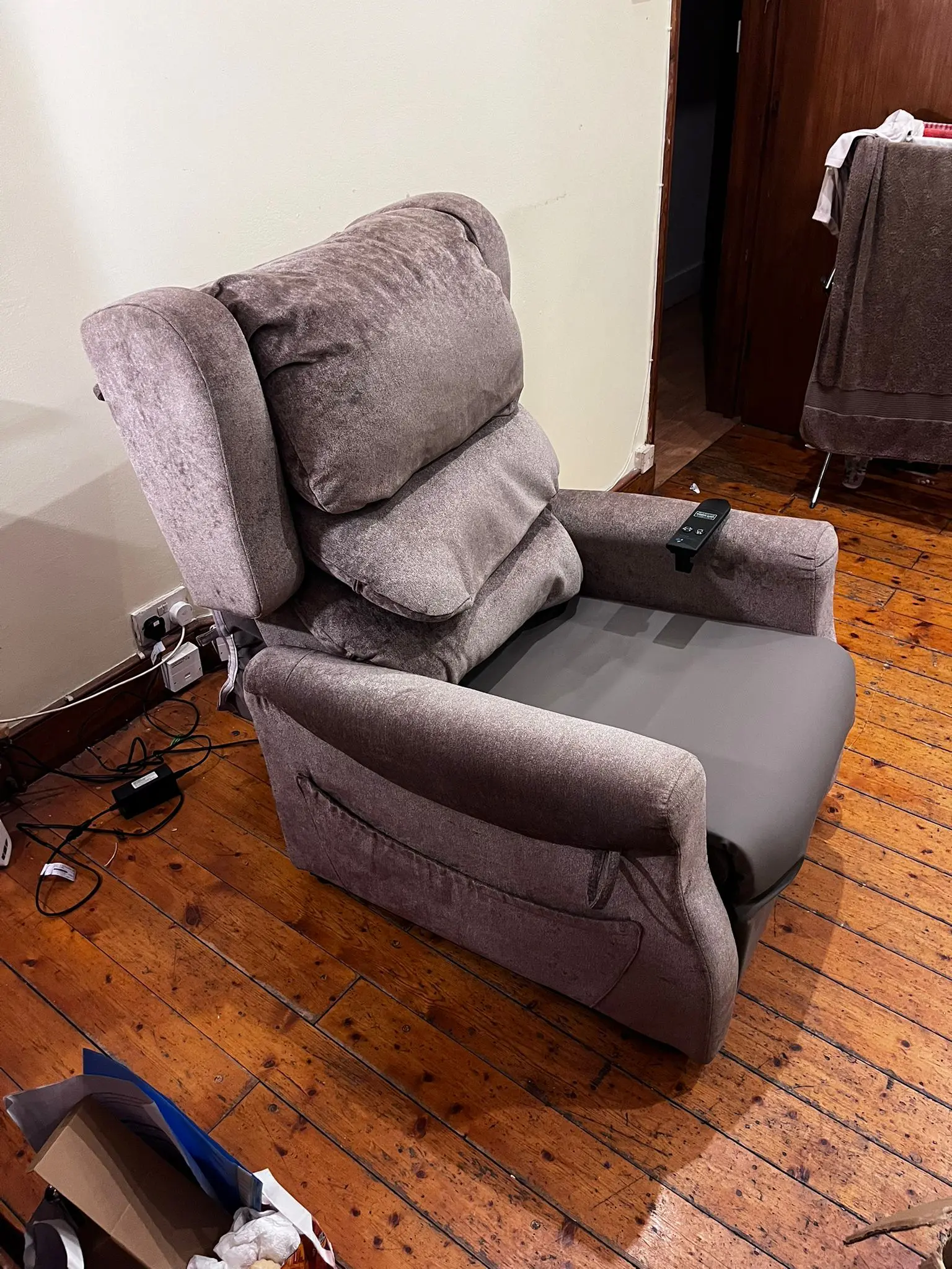 Accora Configura Comfort Chair Dual Tilt Electronic Chair CHAIR-0-CM1-340