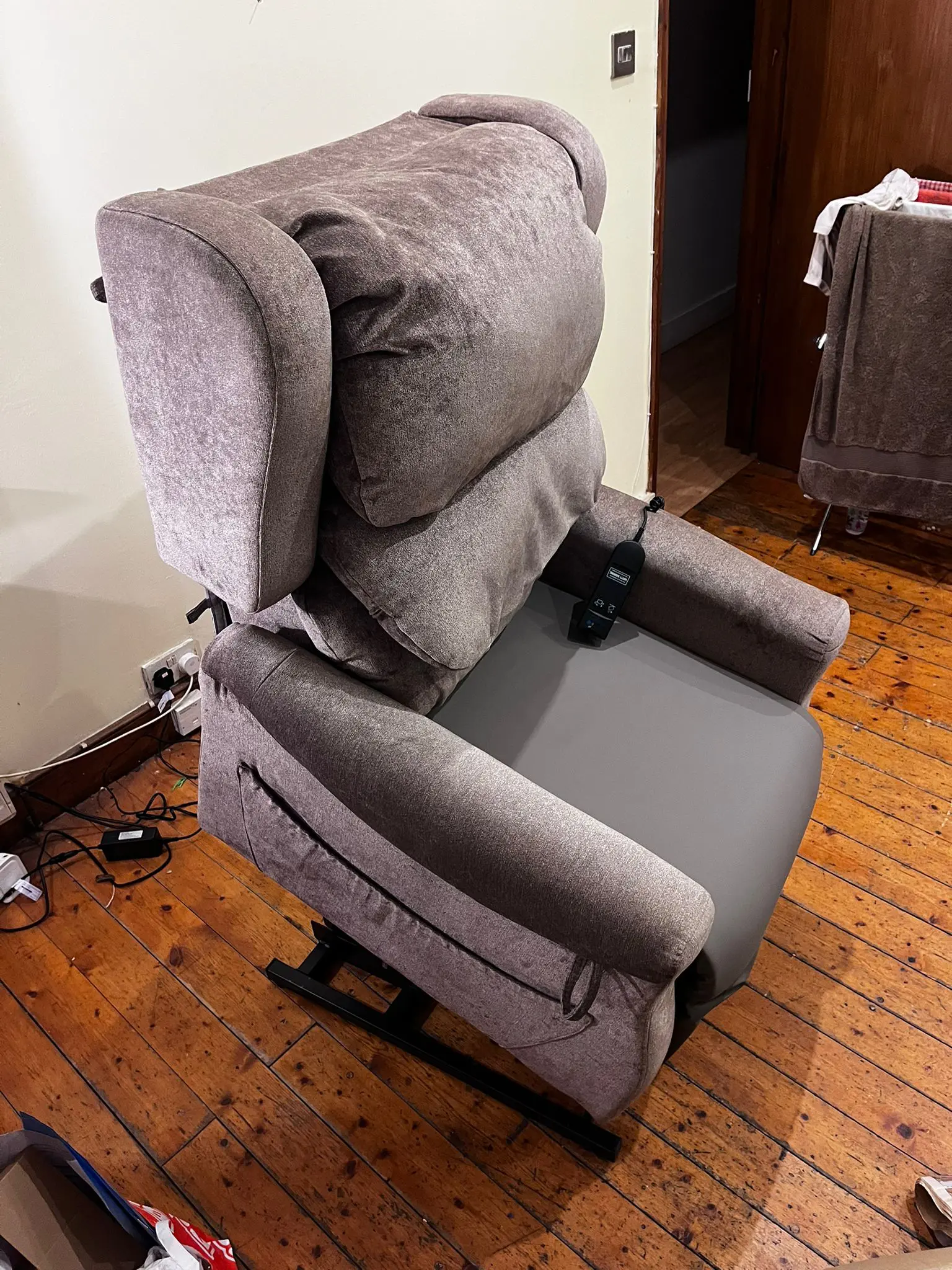 Accora Configura Comfort Chair Dual Tilt Electronic Chair CHAIR-0-CM1-340