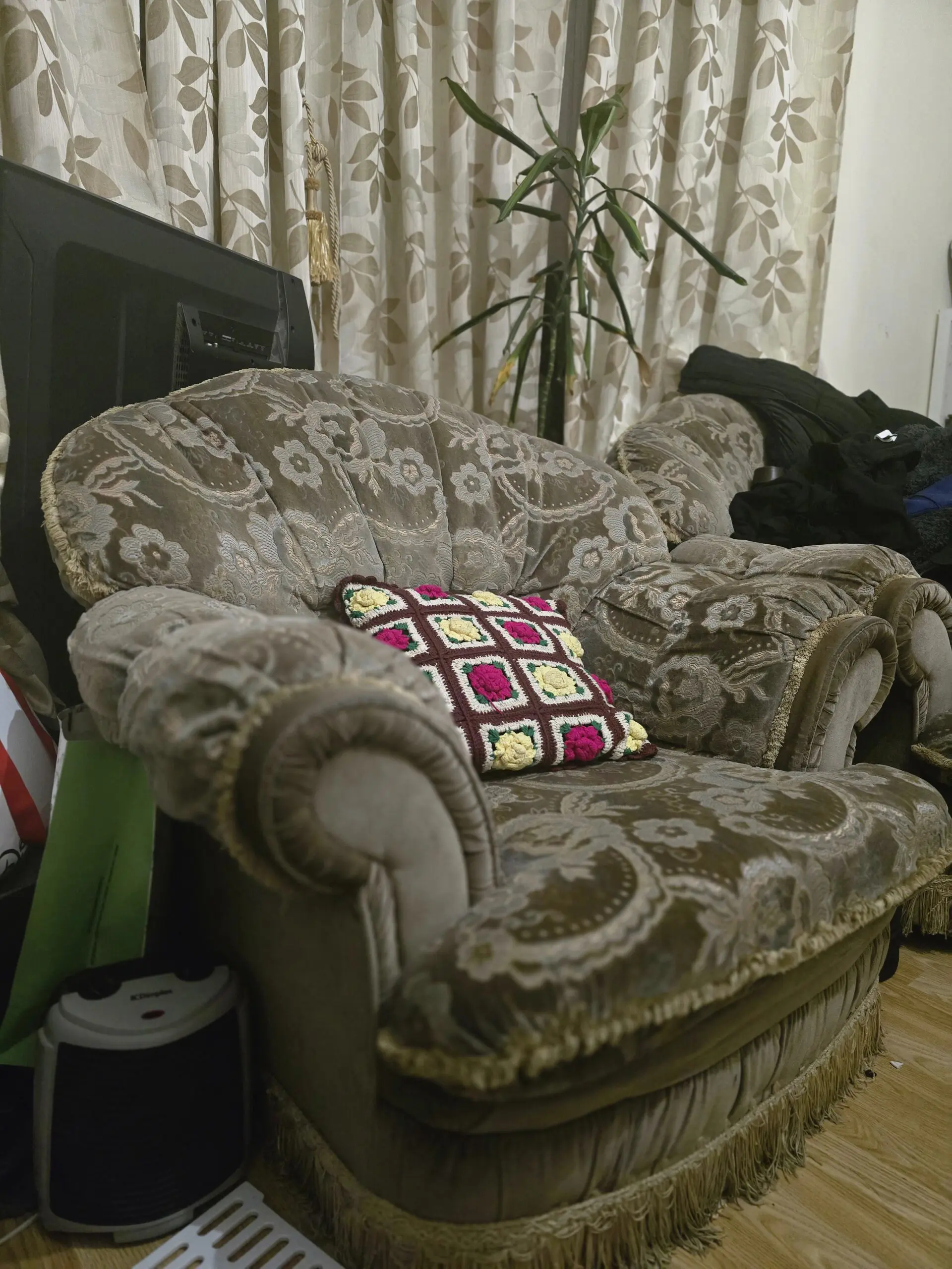 Elegant Vintage Scalloped Floral Armchair – Victorian Style