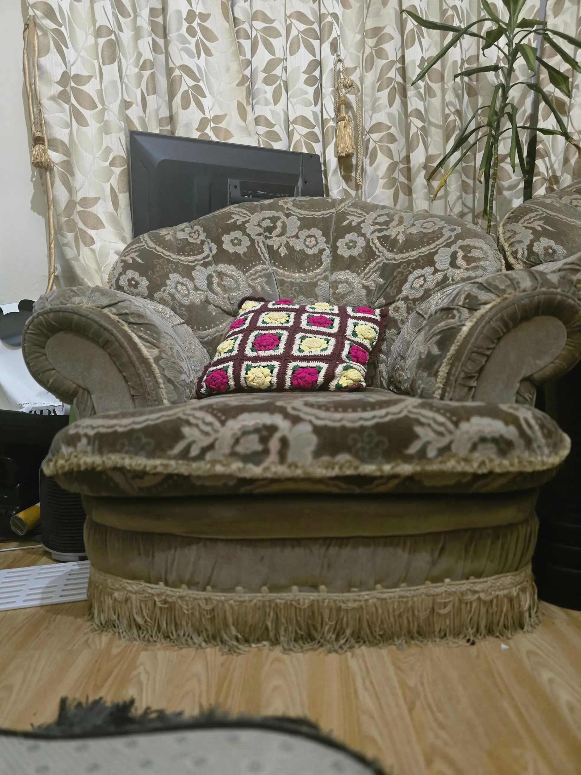 Elegant Vintage Scalloped Floral Armchair – Victorian Style