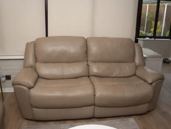 Electric reclining leather Sofas x 2 Identical) Would separate