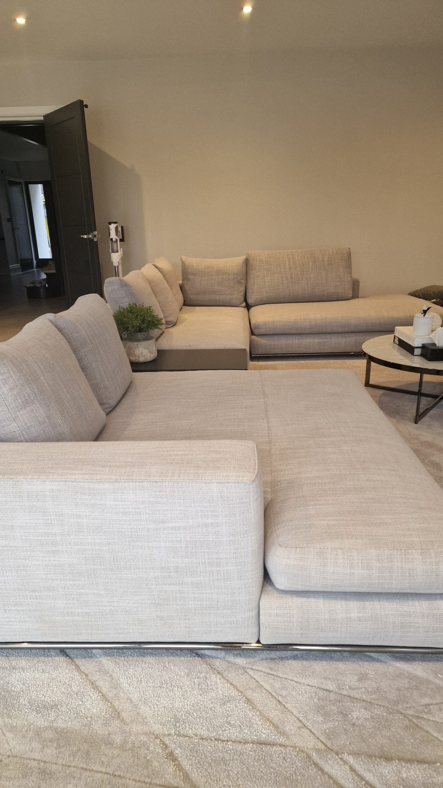 Minotti sofa sale hotsell