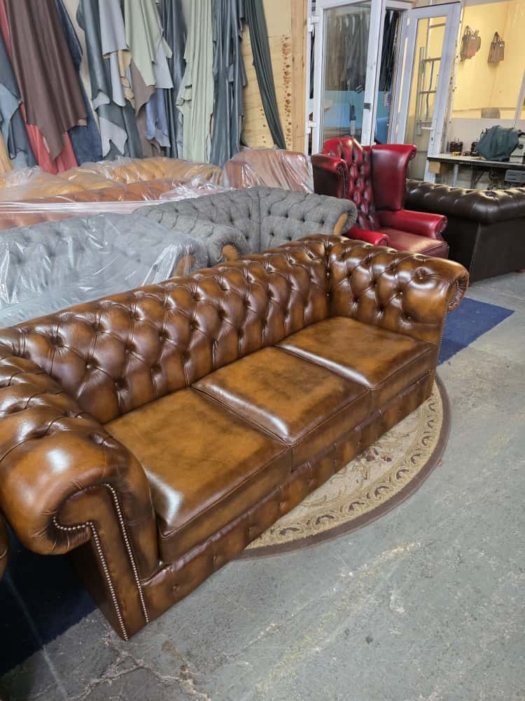 ANTIQUE GOLD LEATHER CHESTERFIELD SOFA SUITE